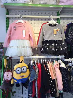 خرید نمایشگر دیوار جانبی پوشاک نمایش رنگ سفید فلزی برای فروشگاه خرده فروشی تولید آنلاین